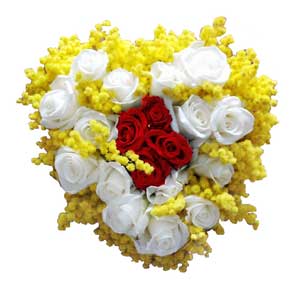 MI09-Cuore-di-mimosa-con-rose-rosse-al-centro